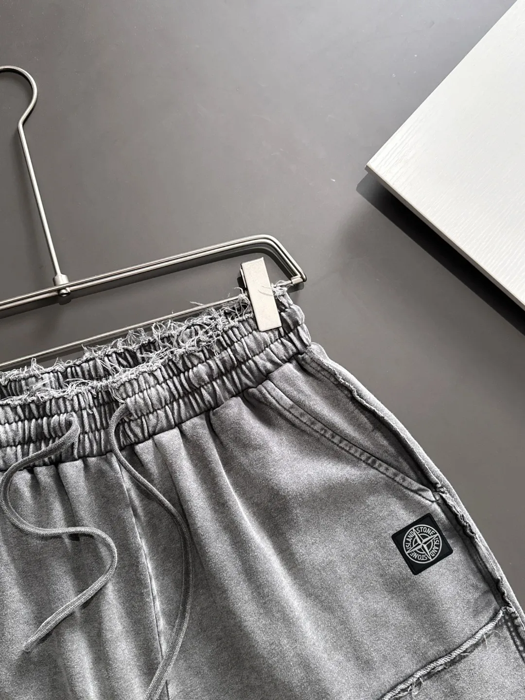🅿️330 shipped next day, high quality Stone lsland/Stone Island 2025 spring and summer new elastic band casual color-washed loose shorts, two needle stitches at the trouser hem, fine and firm stitching, counter-customized fabrics with high breathability and comfort, impeccable details, brand element design concept, reflecting high quality. It feels delicate and soft! It presents a casual cut and the upper body shape is great! Size: S-XXL